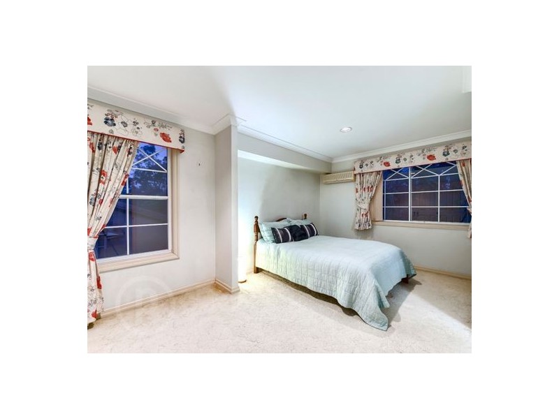235 Mt Ommaney Drive, Mount Ommaney QLD 4074