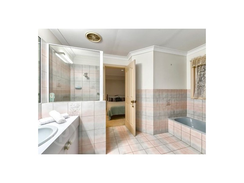 235 Mt Ommaney Drive, Mount Ommaney QLD 4074