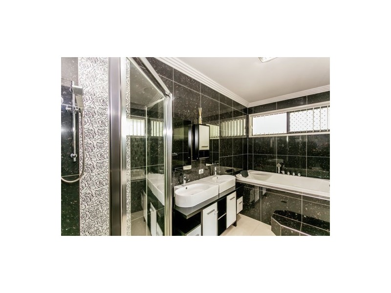 8 Trudy Cr, Cornubia QLD 4130