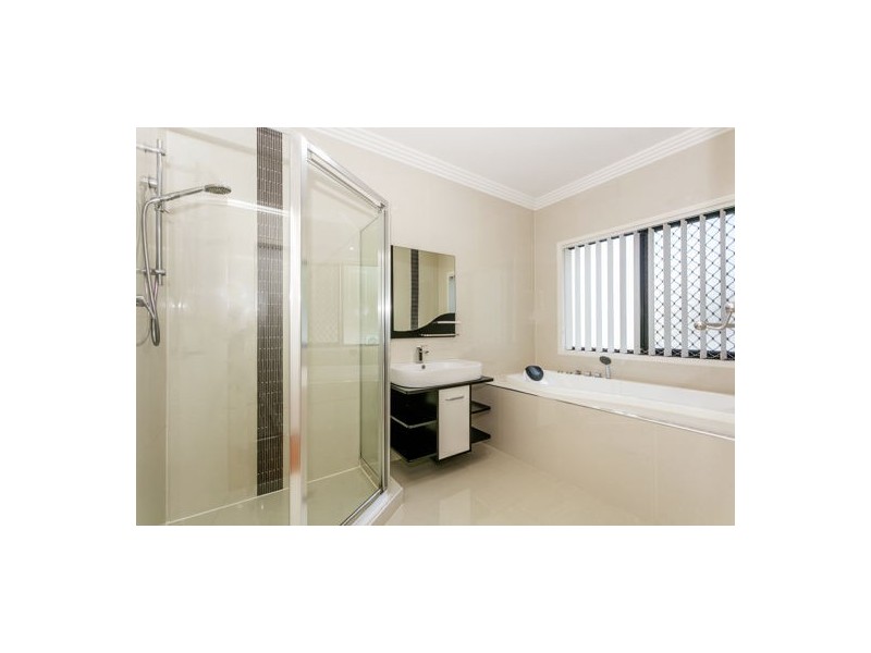 8 Trudy Cr, Cornubia QLD 4130