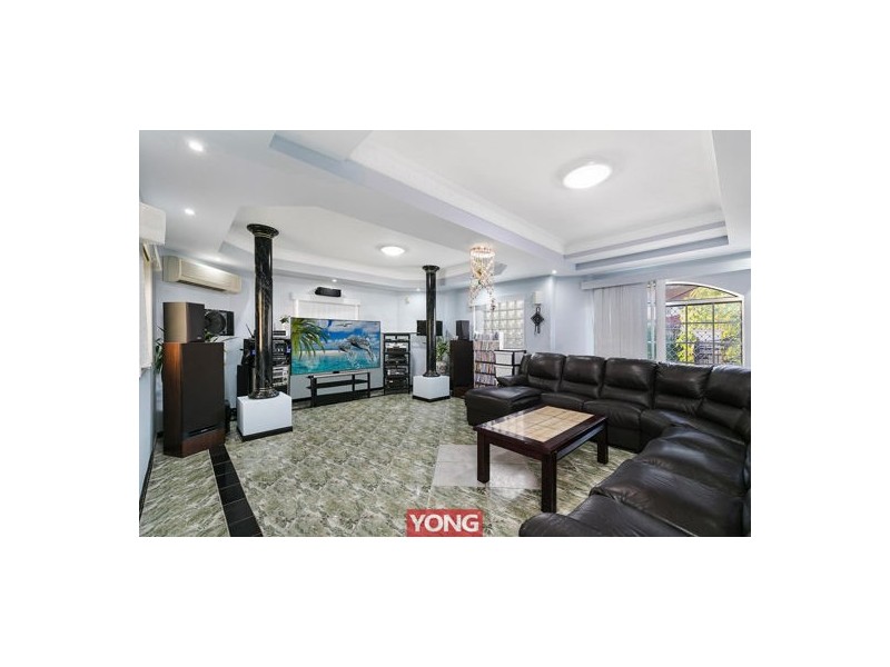 22 Windermere Crescent, Carindale QLD 4152