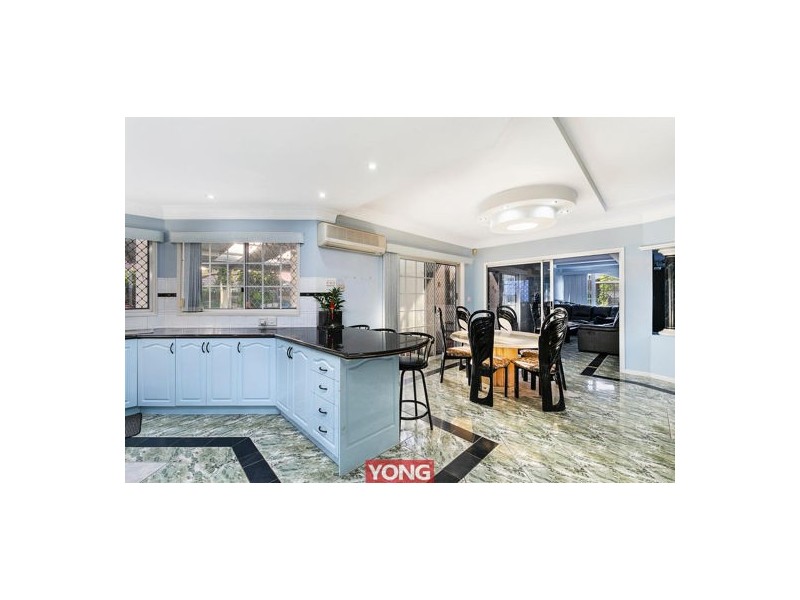 22 Windermere Crescent, Carindale QLD 4152