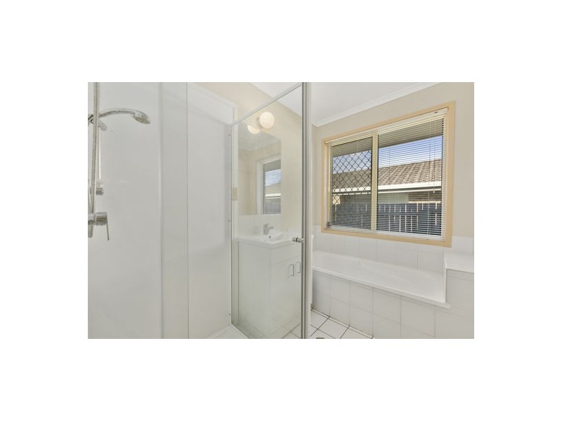 27 Bottlebrush Drive, Regents Park QLD 4118