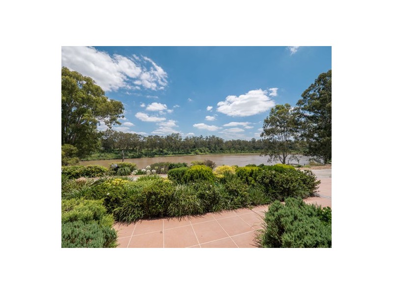 6 Riverpoint Boulevard, Riverhills QLD 4074