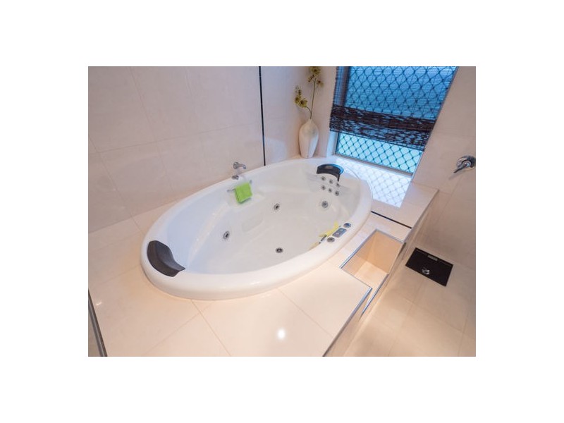 6 Riverpoint Boulevard, Riverhills QLD 4074