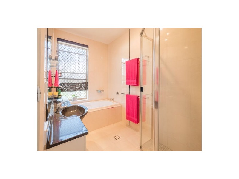 6 Riverpoint Boulevard, Riverhills QLD 4074