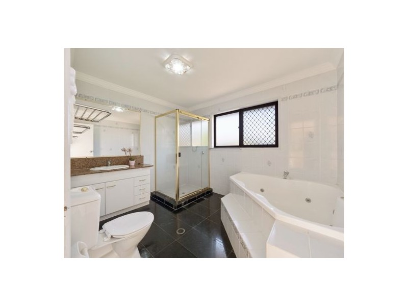 15 Parnassus Street (15 Magnolia Grove), Robertson QLD 4109