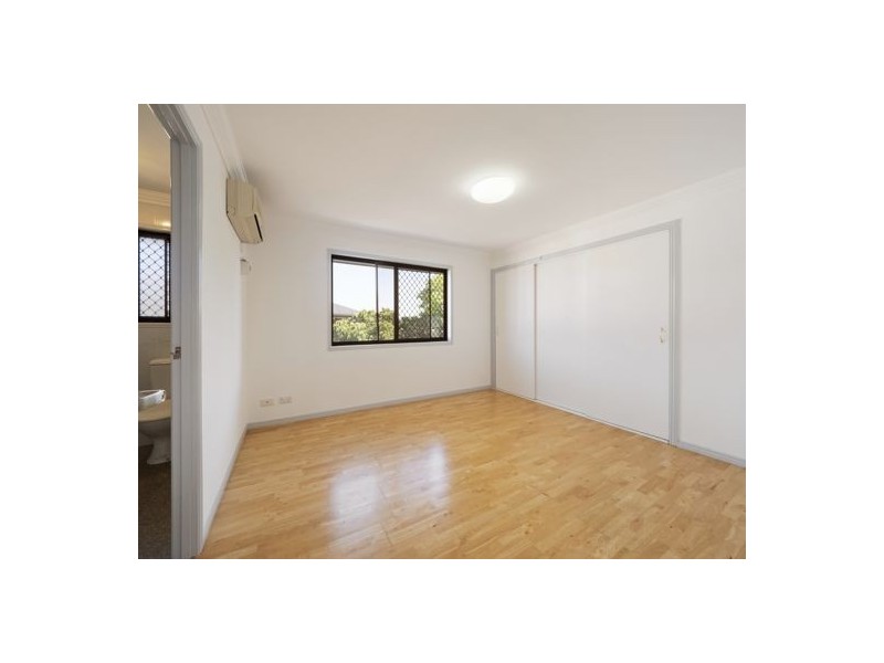 15 Parnassus Street (15 Magnolia Grove), Robertson QLD 4109