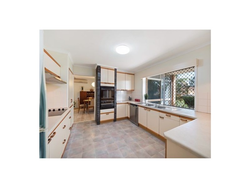 8 Angelina Street, Macgregor QLD 4109