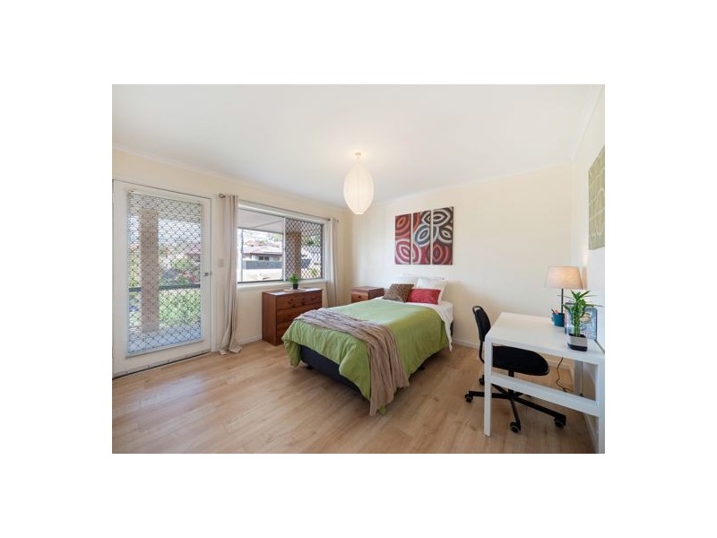 8 Angelina Street, Macgregor QLD 4109