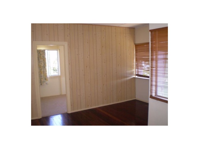 15 Love Street, Fairfield QLD 4103