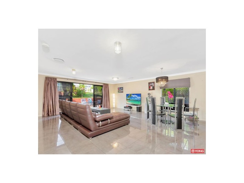 .17 Coronation Rd, Hillcrest QLD 4118
