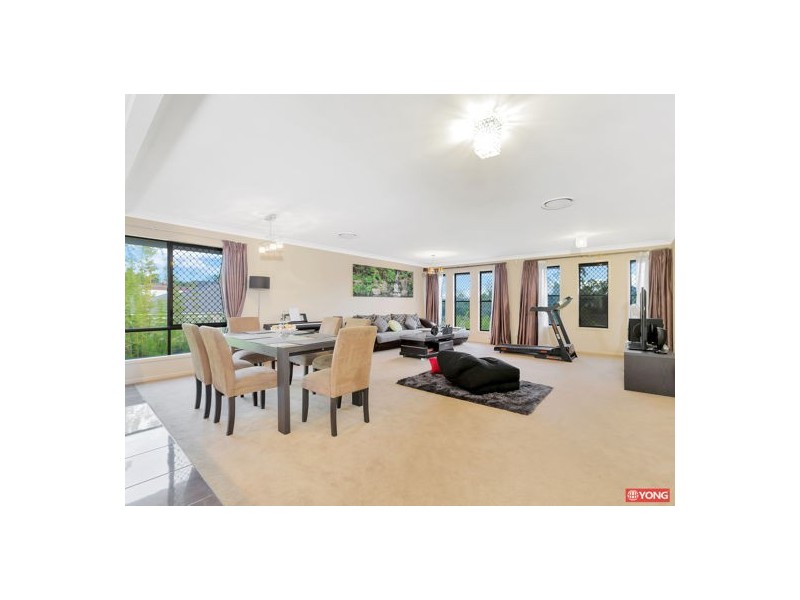 .17 Coronation Rd, Hillcrest QLD 4118