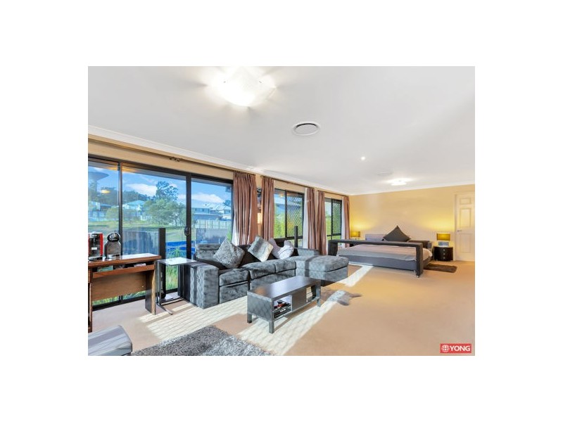 .17 Coronation Rd, Hillcrest QLD 4118