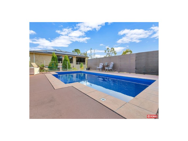 .17 Coronation Rd, Hillcrest QLD 4118