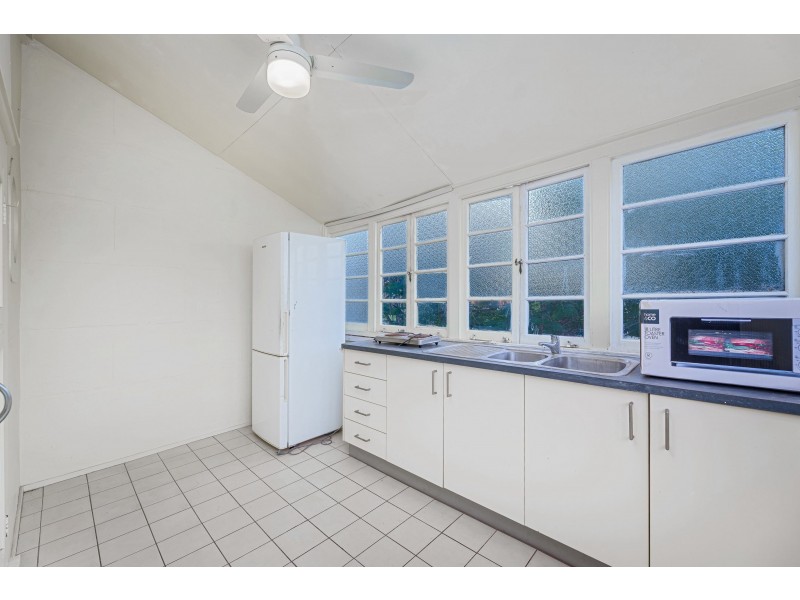 15 Clinton Street, Coopers Plains QLD 4108