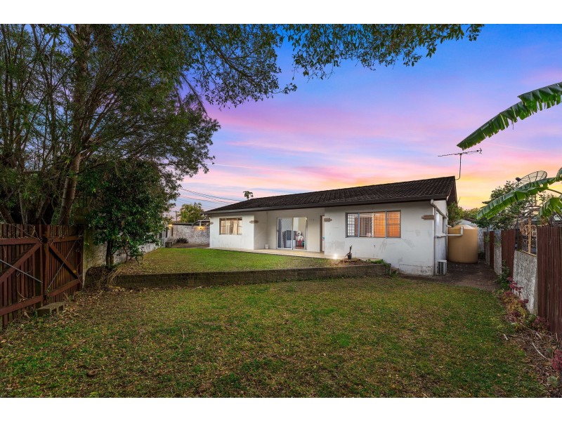 1 Starcross Street, Macgregor QLD 4109