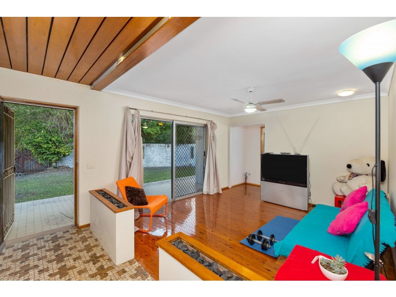 1 Starcross Street, Macgregor QLD 4109