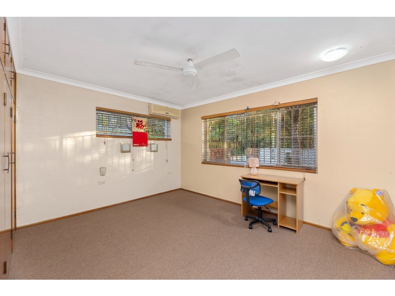 1 Starcross Street, Macgregor QLD 4109