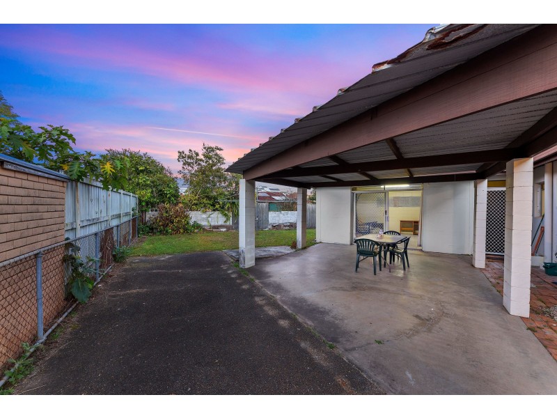 1 Starcross Street, Macgregor QLD 4109