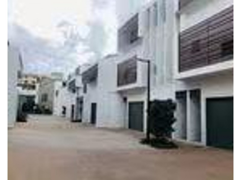60 3028 Boulevard, Carrara QLD 4211
