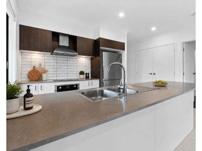 2 Elite Street, Park Ridge QLD 4125