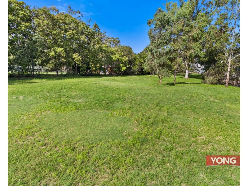 8 Law Street North, Redbank QLD 4301