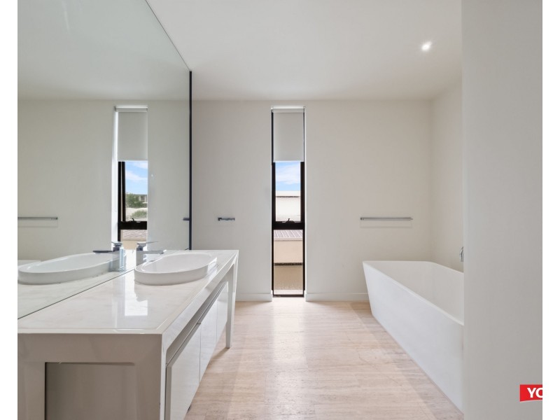 20 The Boulevard, Benowa QLD 4217