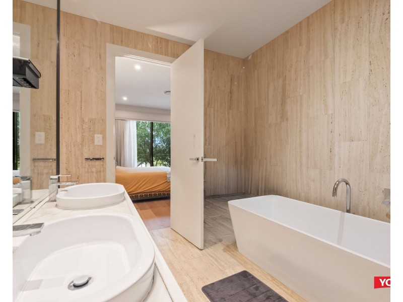 20 The Boulevard, Benowa QLD 4217