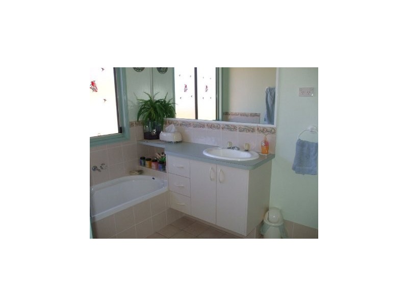 4 Heusman St, Mount Perry QLD 4671