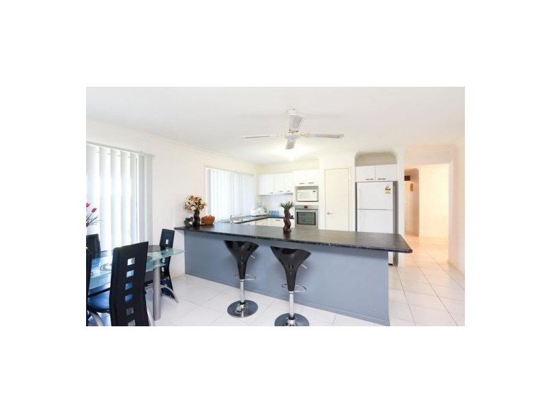 4 Hillend Ave, Hillcrest QLD 4118