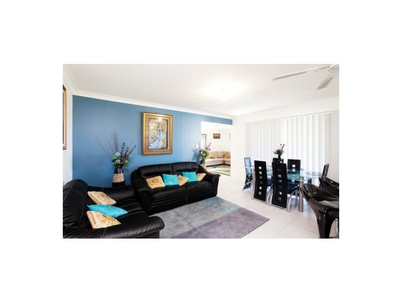 4 Hillend Ave, Hillcrest QLD 4118
