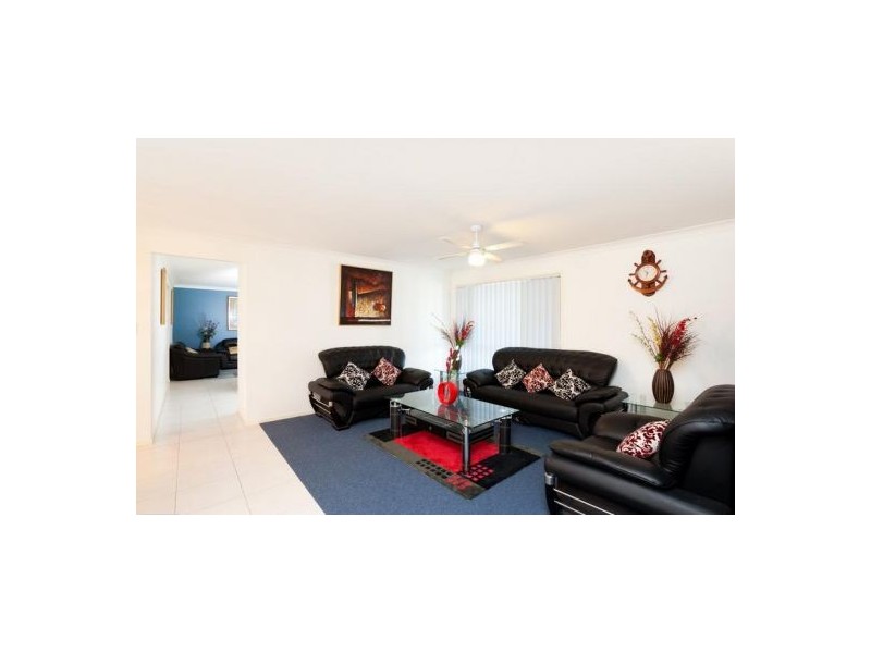 4 Hillend Ave, Hillcrest QLD 4118