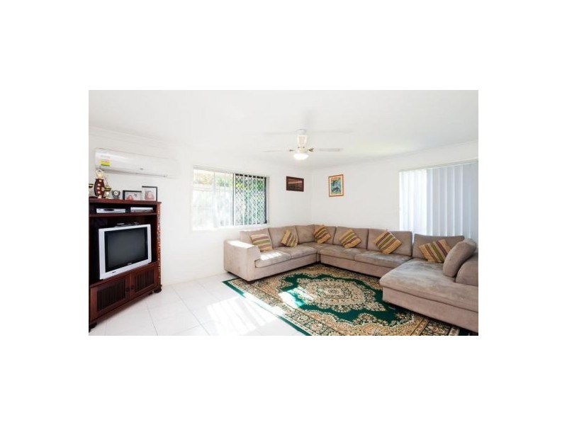 4 Hillend Ave, Hillcrest QLD 4118