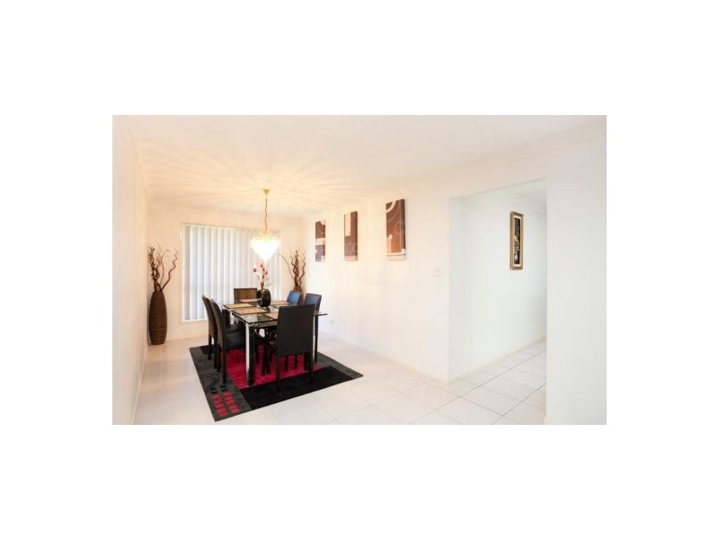 4 Hillend Ave, Hillcrest QLD 4118