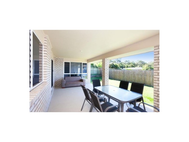 4 Hillend Ave, Hillcrest QLD 4118