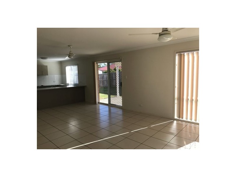 15 Hillend Avenue, Hillcrest QLD 4118