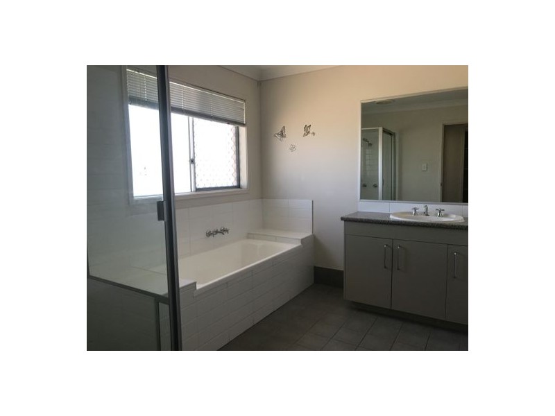 15 Hillend Avenue, Hillcrest QLD 4118