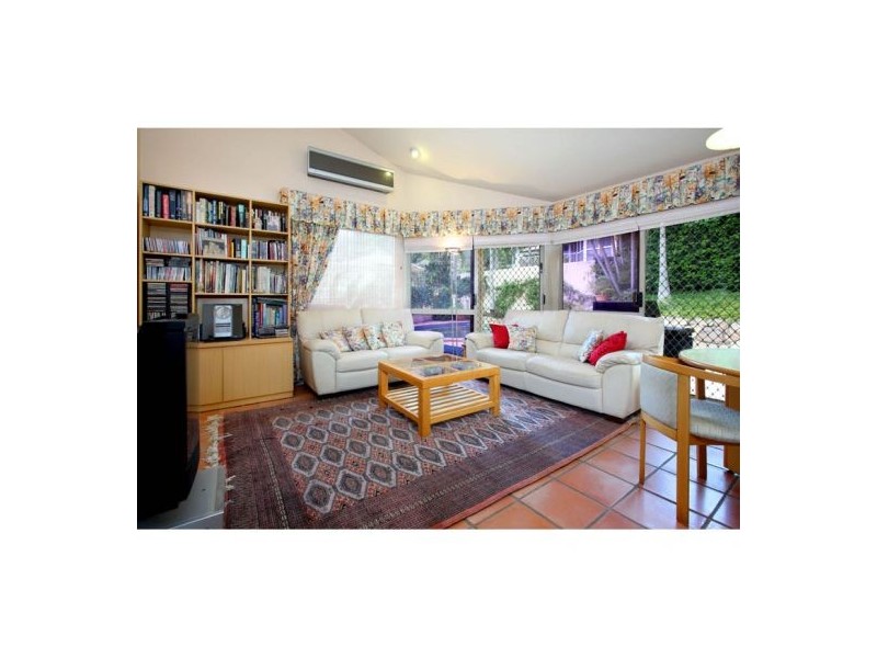 8 Carnegie Ct, Carindale QLD 4152