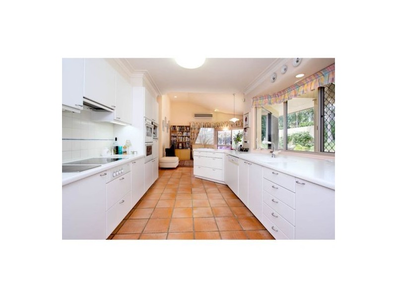 8 Carnegie Ct, Carindale QLD 4152