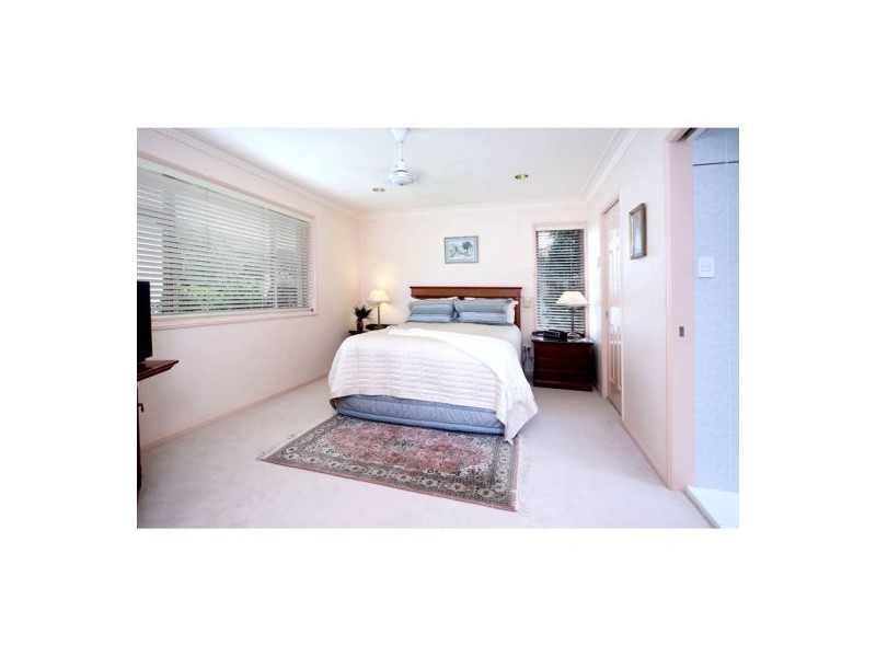 8 Carnegie Ct, Carindale QLD 4152