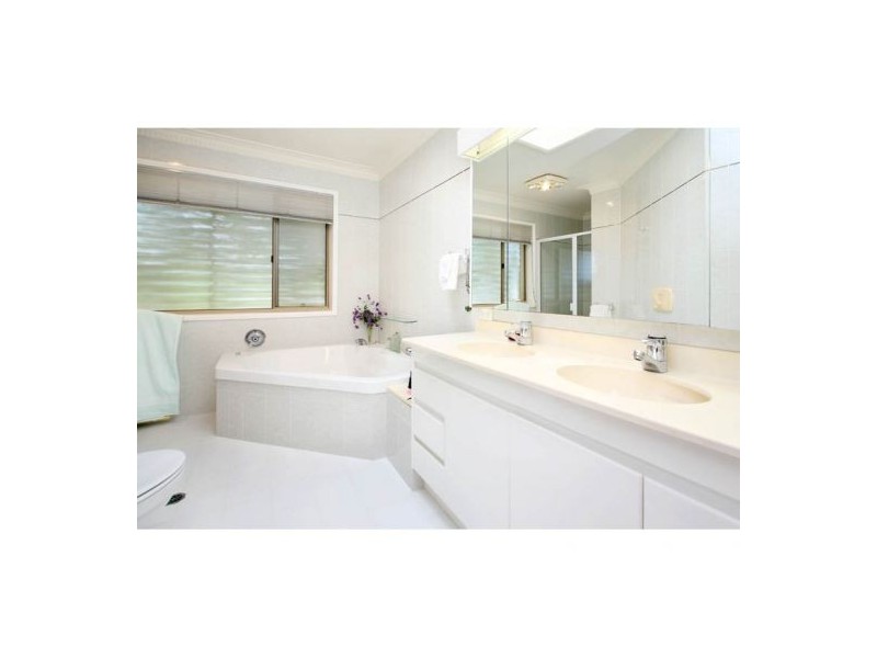 8 Carnegie Ct, Carindale QLD 4152