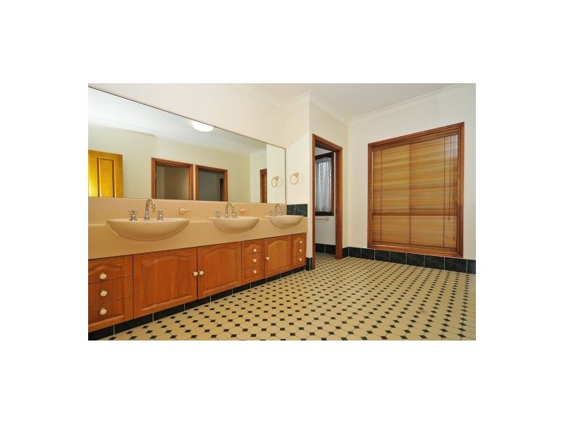 73 Bleasby Rd, Eight Mile Plains QLD 4113