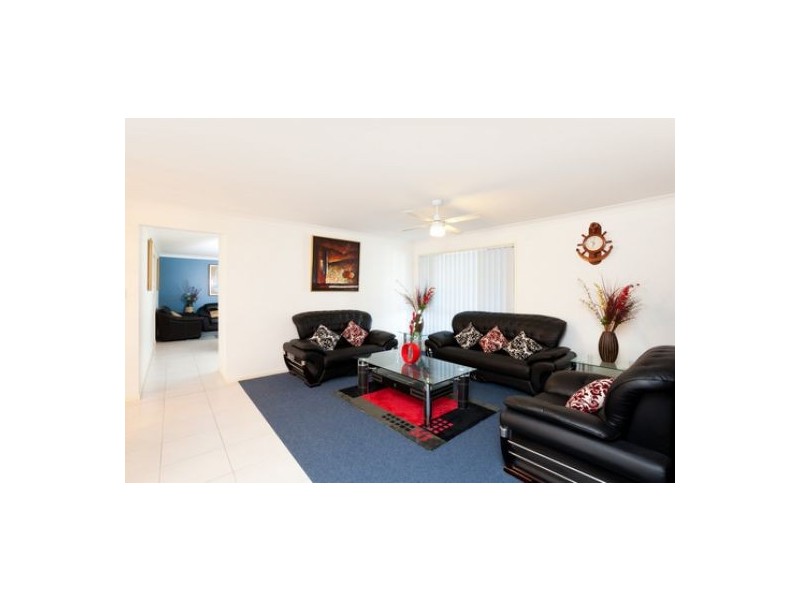 4 Hill End Ave, Hillcrest QLD 4118