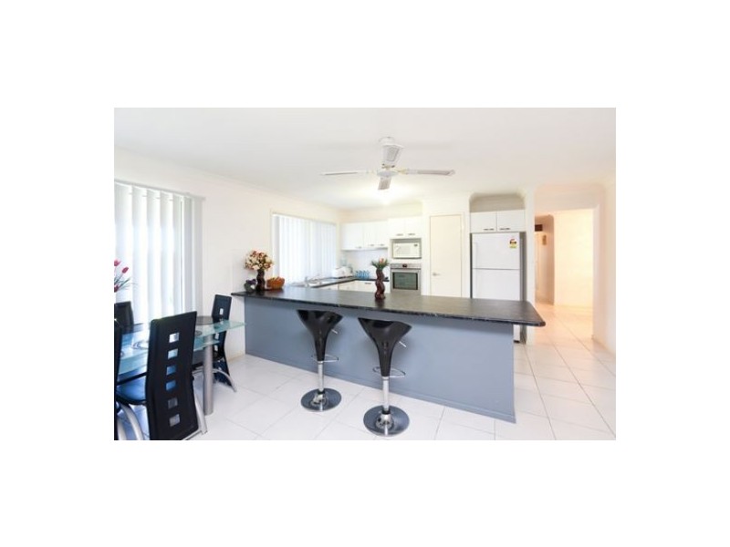 4 Hill End Ave, Hillcrest QLD 4118