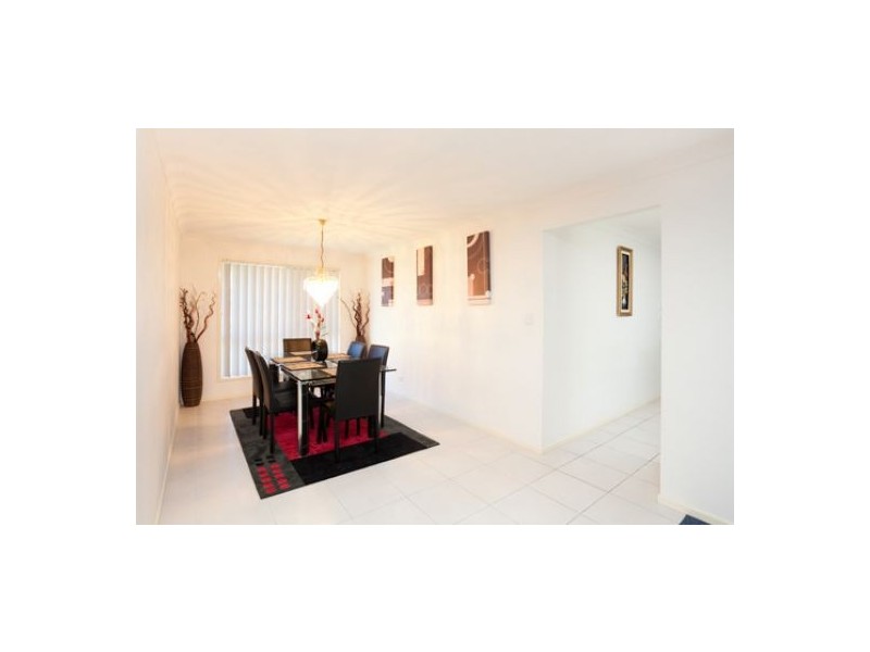 4 Hill End Ave, Hillcrest QLD 4118