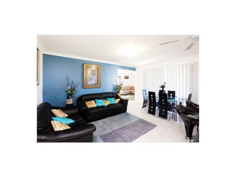 4 Hill End Ave, Hillcrest QLD 4118
