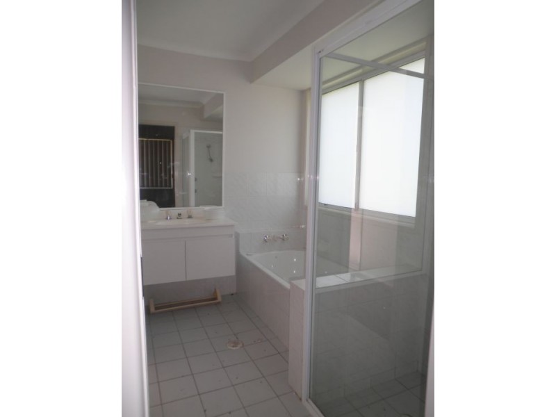 1 Tekam Crescent, Tanah Merah QLD 4128