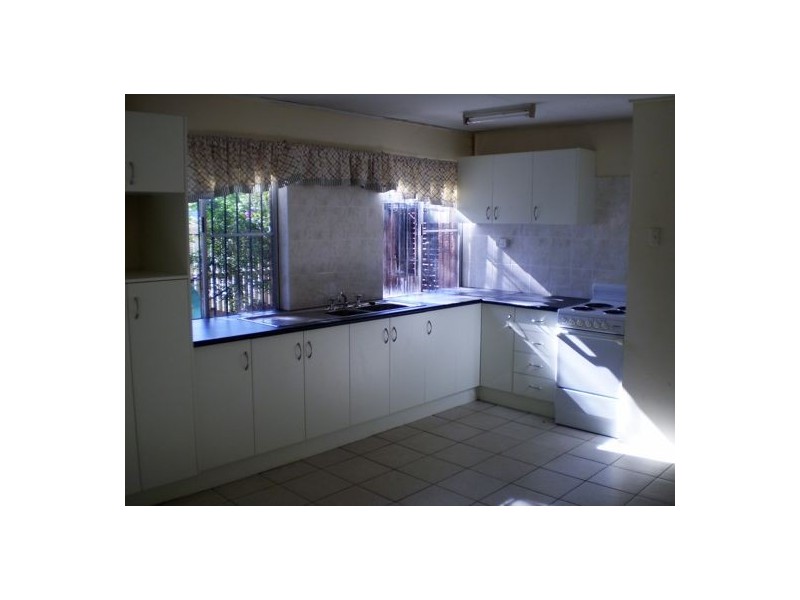 15 Love St, Fairfield QLD 4103