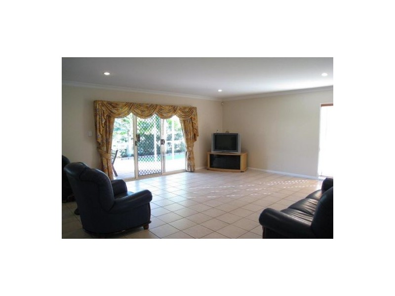 25A. Parnassus St, Robertson QLD 4109